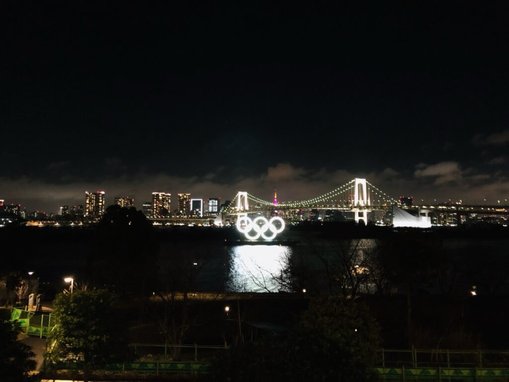 デックス東京と、アクアシティお台場の前からレインボーブリッジを望む(夜)