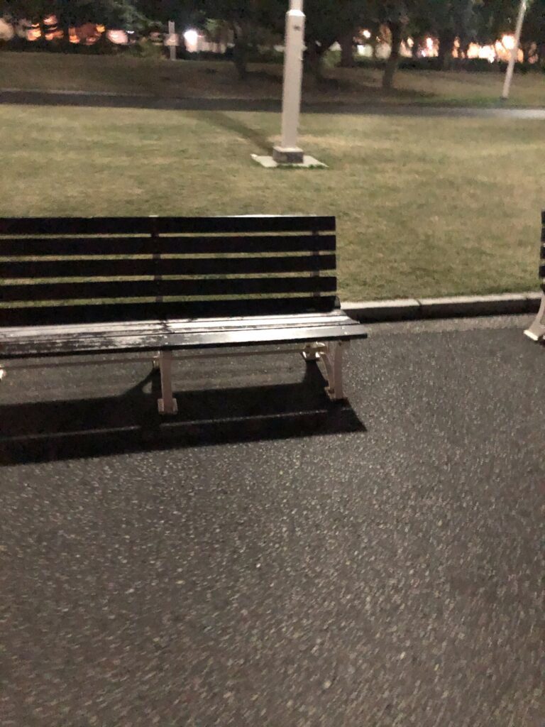 山下公園の夜のベンチ