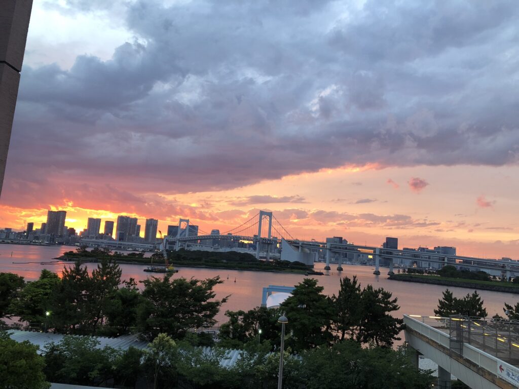 赤く染まる、お台場からの夕焼け空