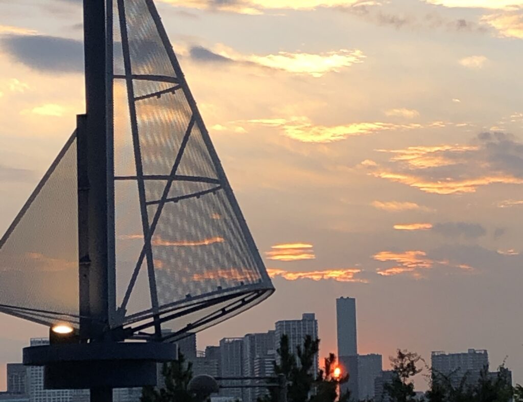 ビルの隙間に沈む夕日