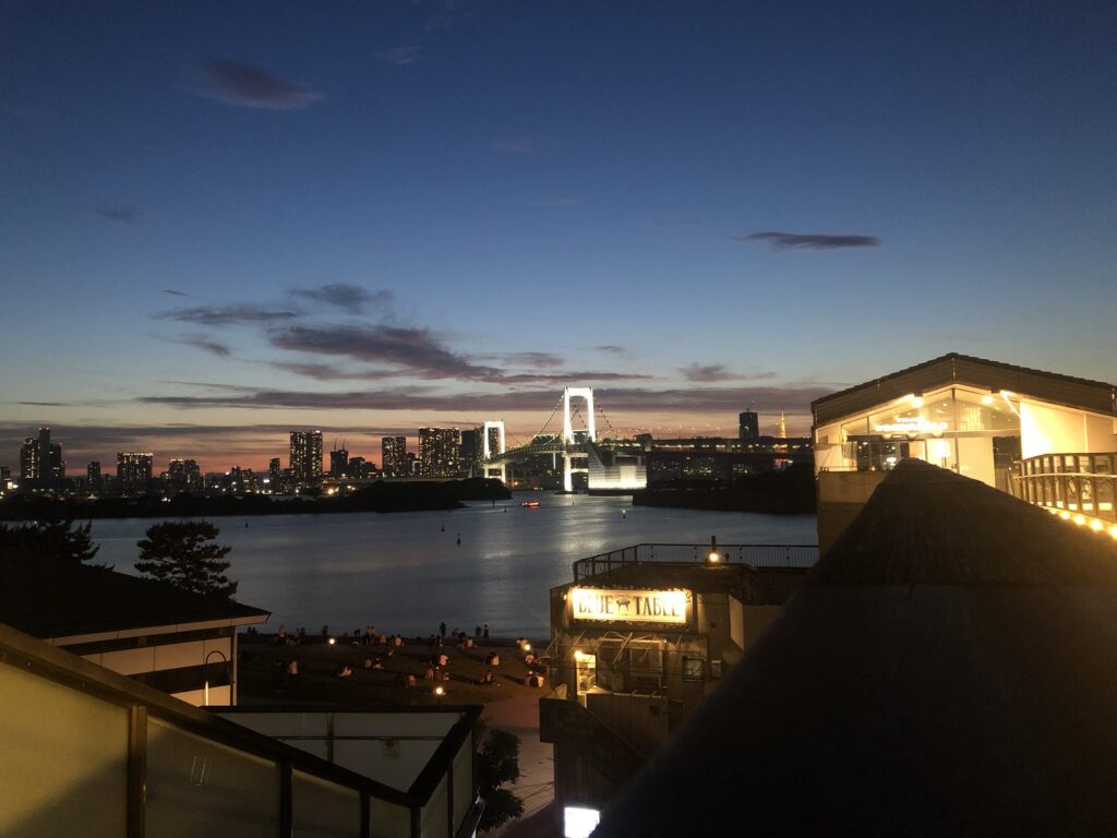 デックス東京と、アクアシティお台場の前からレインボーブリッジを望む(夕方)