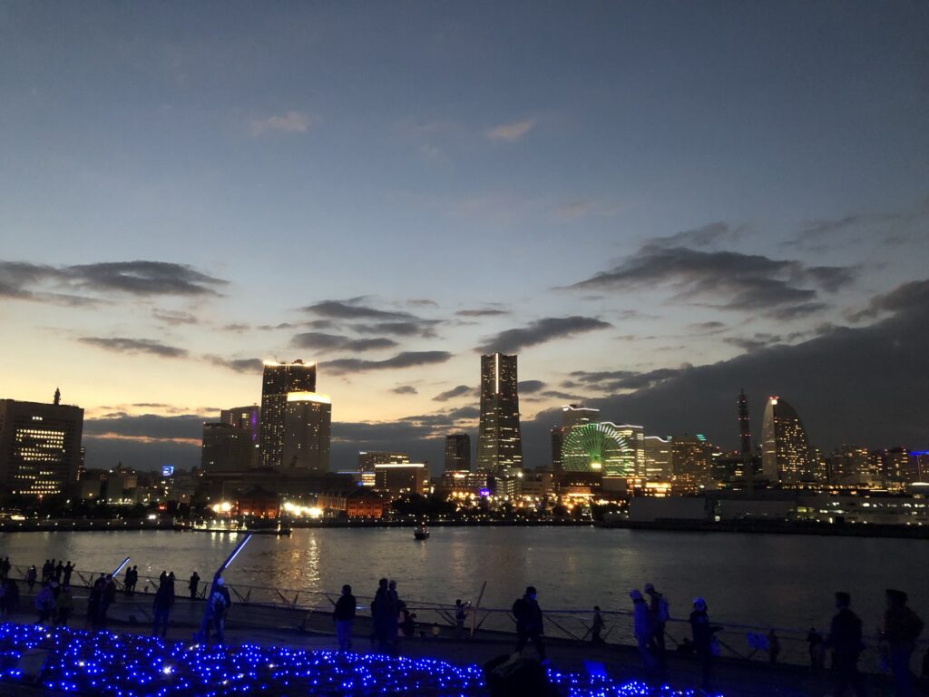 横浜大さん橋の屋上デッキの様子(夕方)