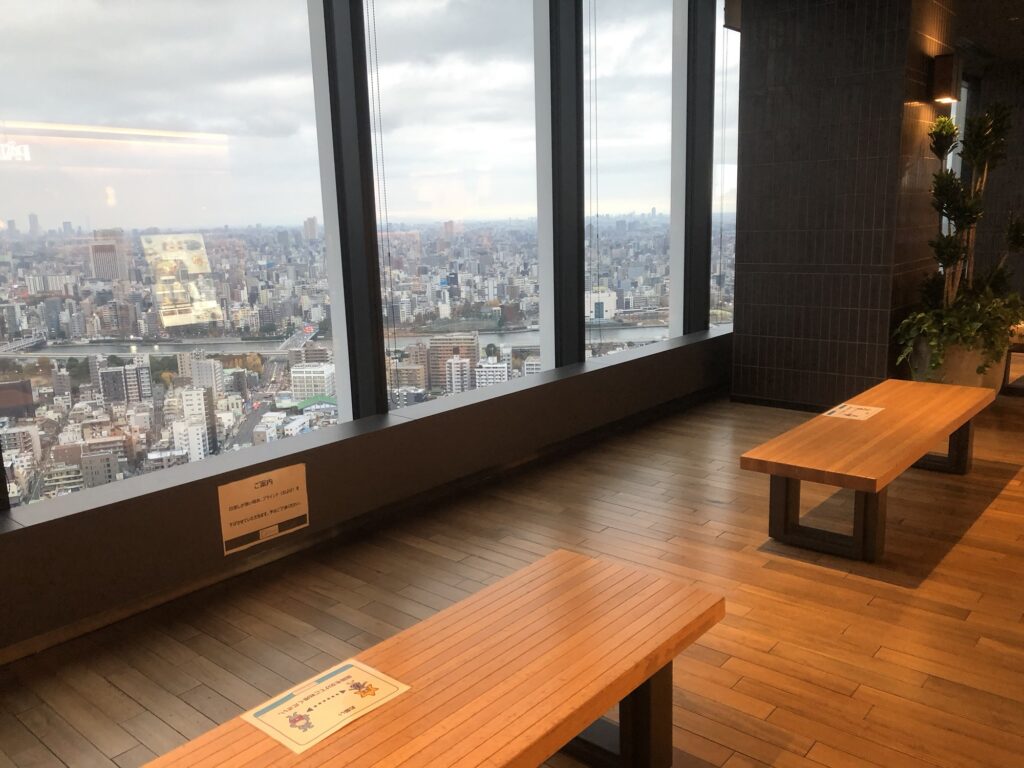 ソラマチ30階のベンチの様子