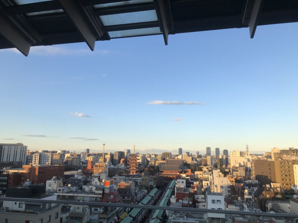 夕方の浅草寺方面の景色