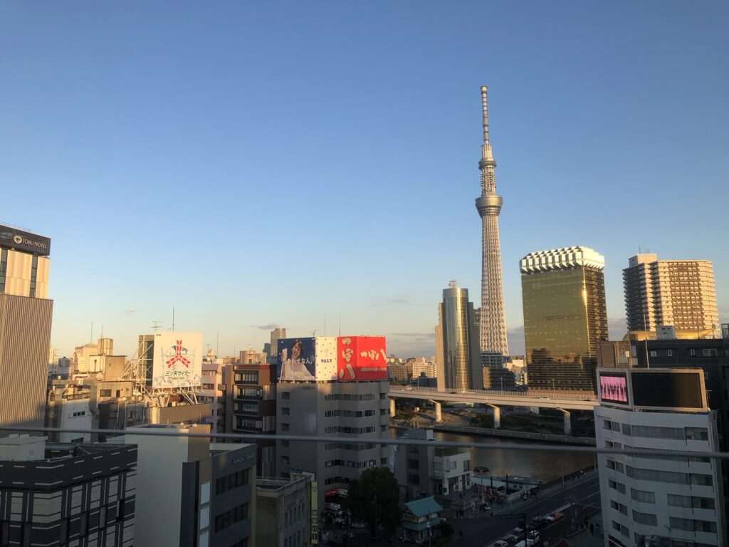 夕方に屋上からスカイツリーを望む