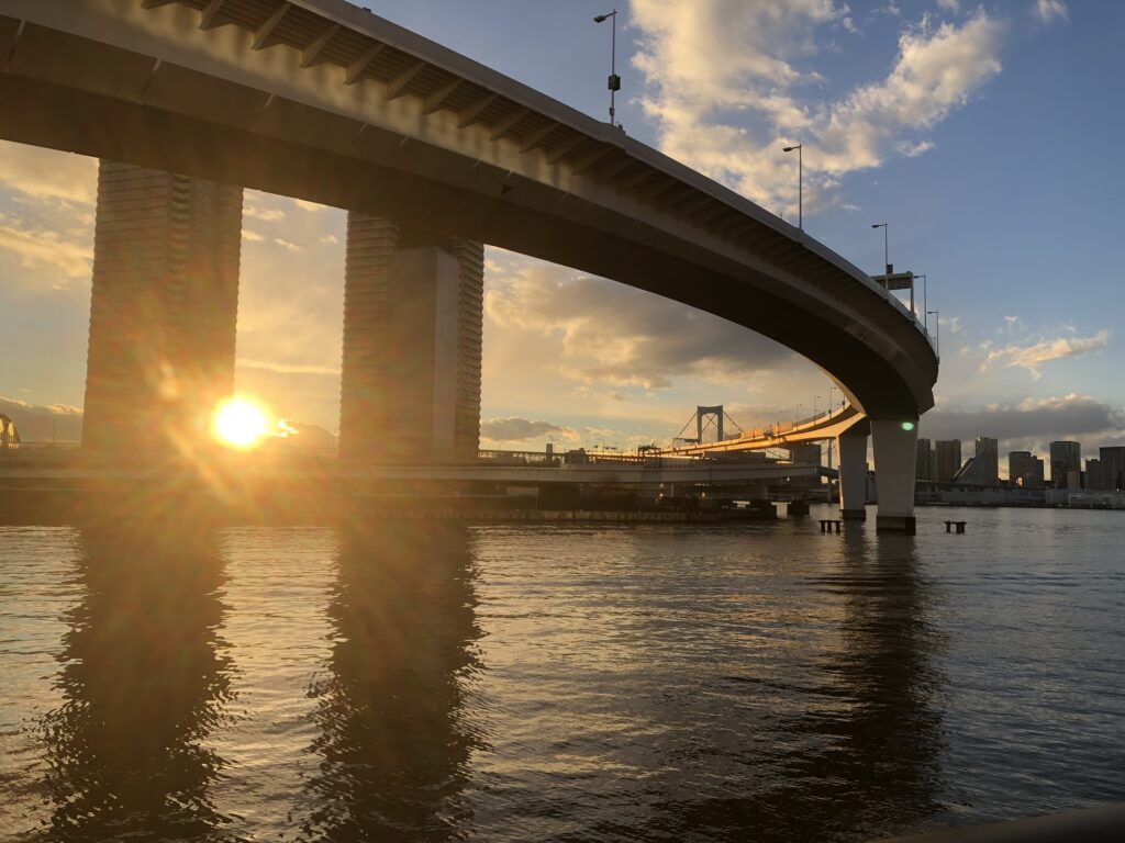 レインボーブリッジの奥に沈む夕日