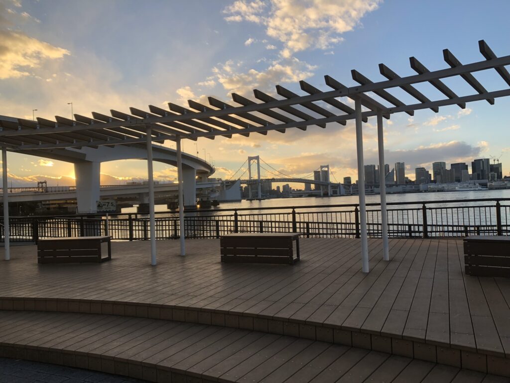 有明北緑道公園内のベンチ