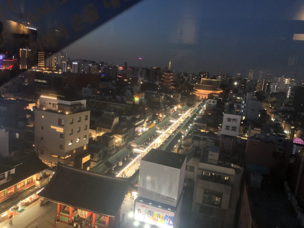 夜の浅草寺周辺の様子