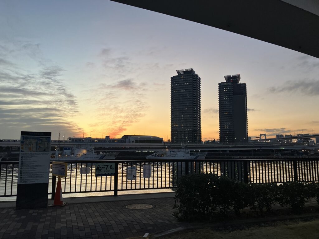 有明北緑道公園から見た夕焼け空