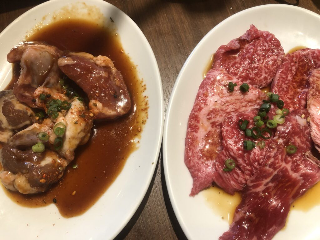 焼肉房家上野六丁目店の肉。左が豚のカシラ、右が牛カルビ