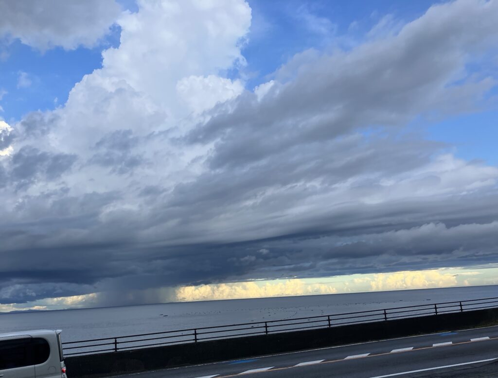 雨と晴れ間の混じった空