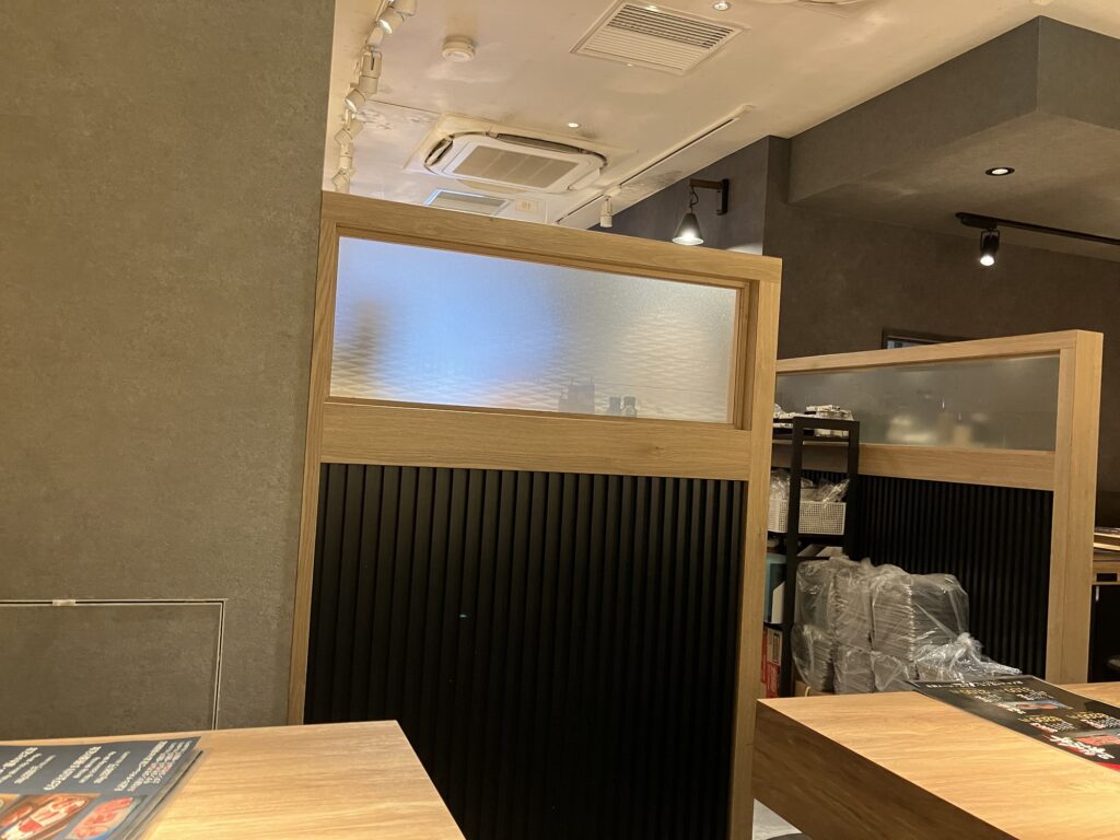 焼定もとび浅草店のテーブル席