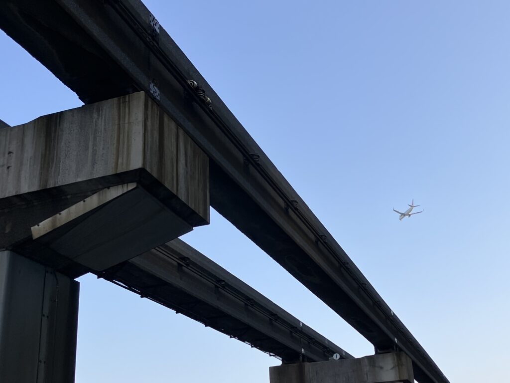 去っていく飛行機