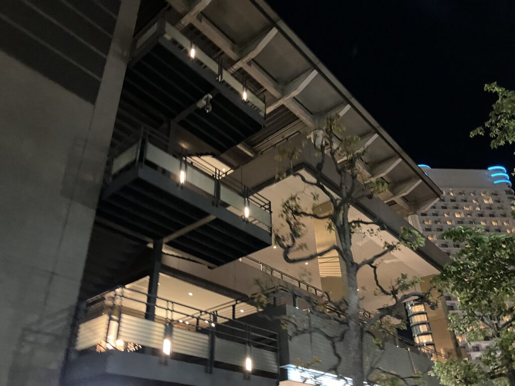 クイーンズスクエア横浜の外階段