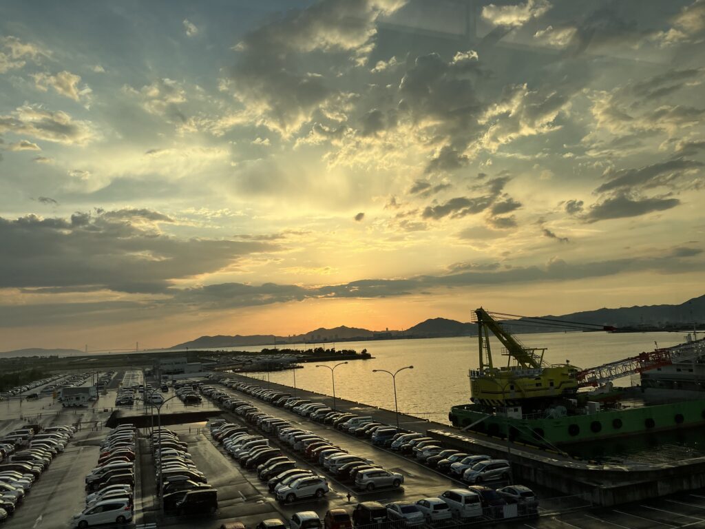 兵庫県の神戸ポートライナーから見た夕焼け空