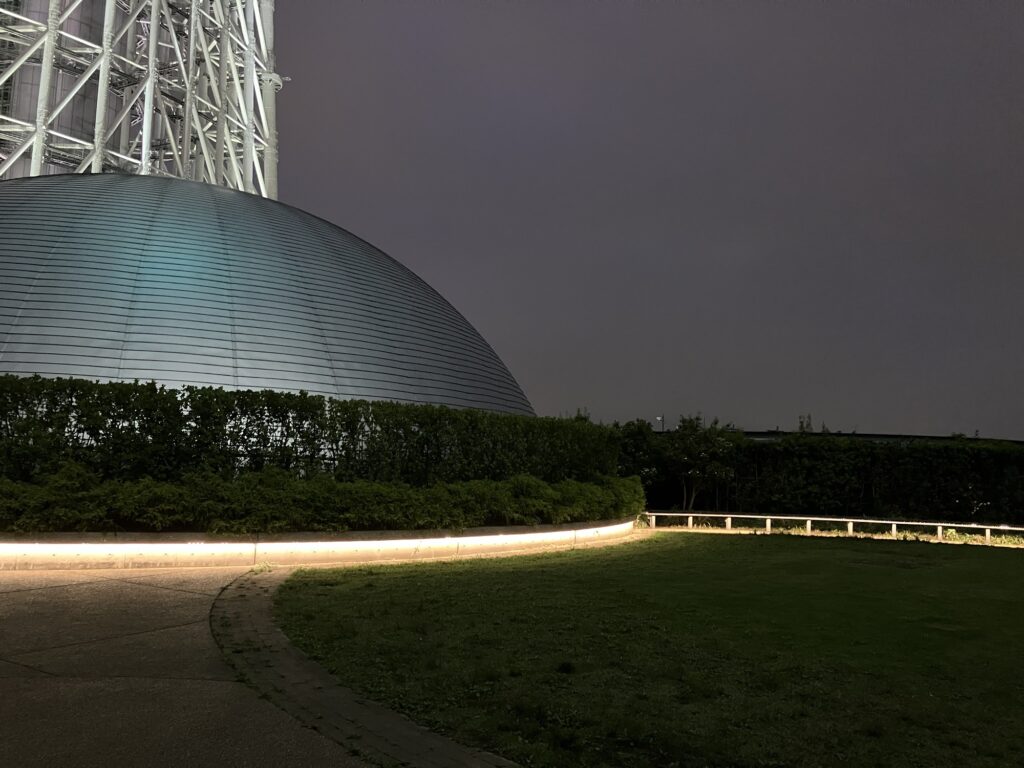 ソラマチ8階のドームガーデンの様子(夜)