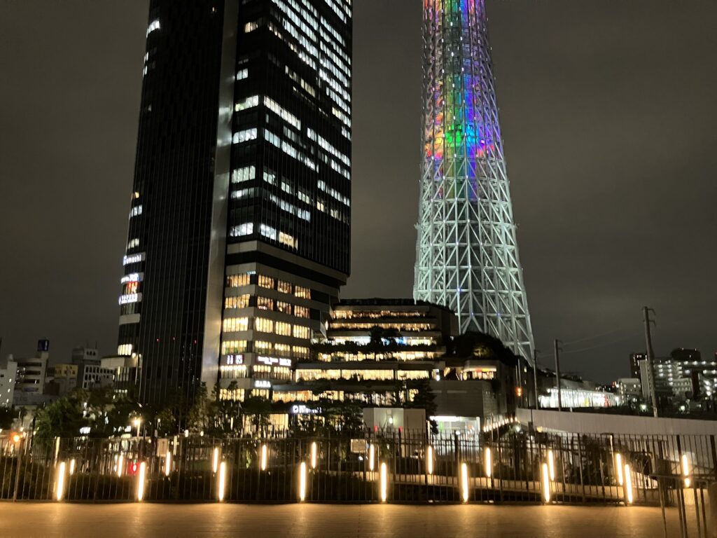 押上駅前自転車駐車場の屋上からスカイツリー夜景を望む