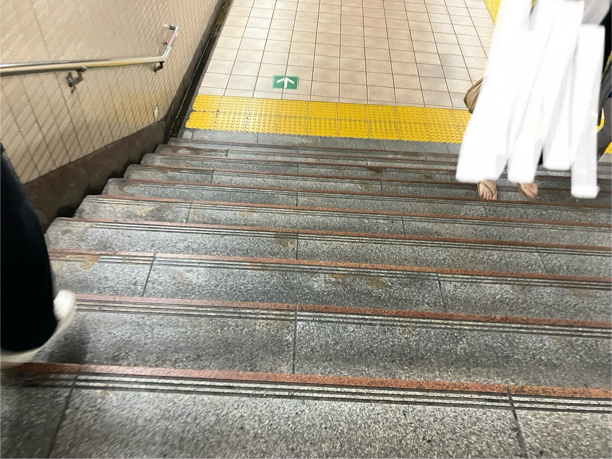 浅草駅構内の下り階段