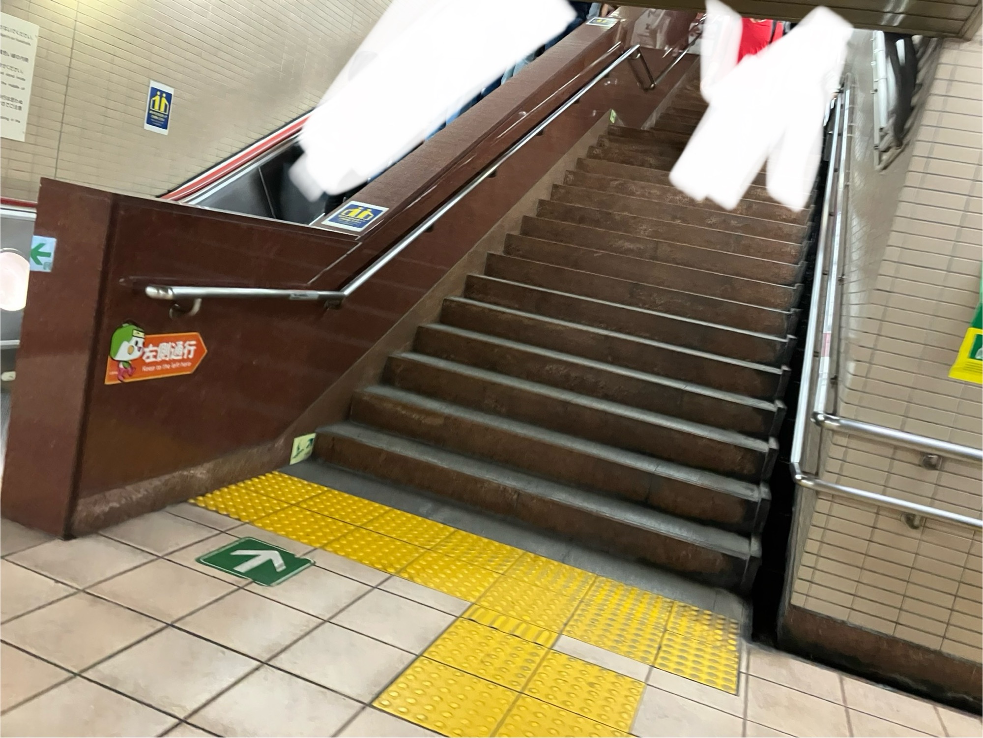 浅草駅構内のエスカレーター