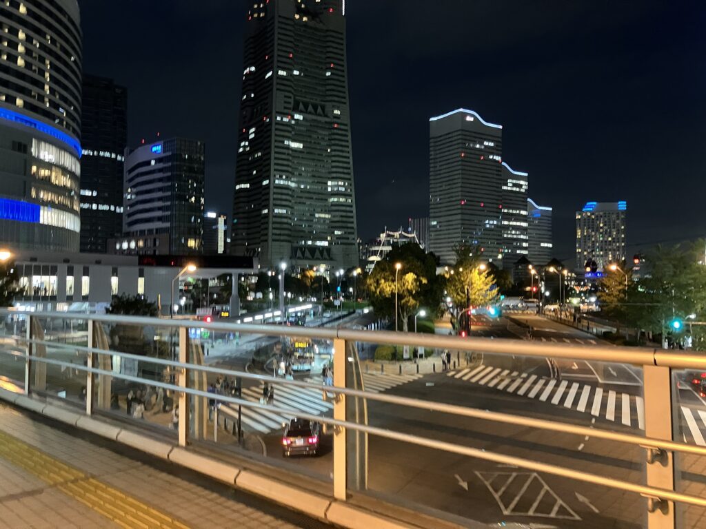 歩道橋からランドマークタワー方面の夜景