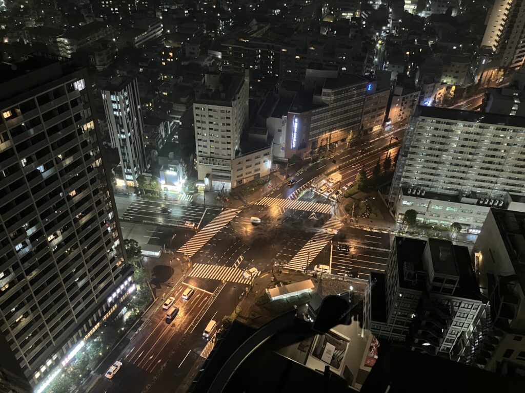 春日駅の前の交差点