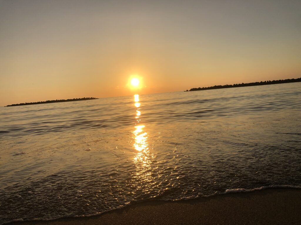 二見ヶ浦の近くの海と、沈む夕日