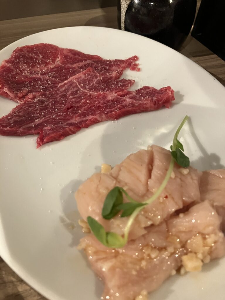 焼肉たれ山大井町店の牛カシラ(奥)と牛ミノ(手前)