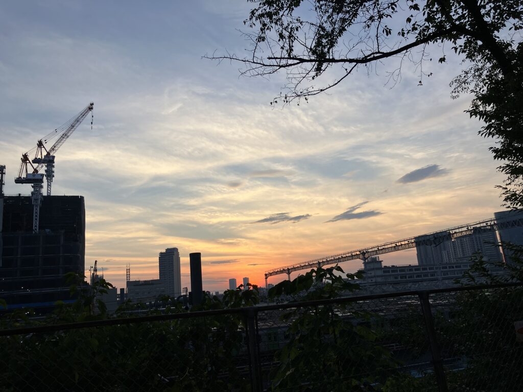 沈みゆく夕日の様子