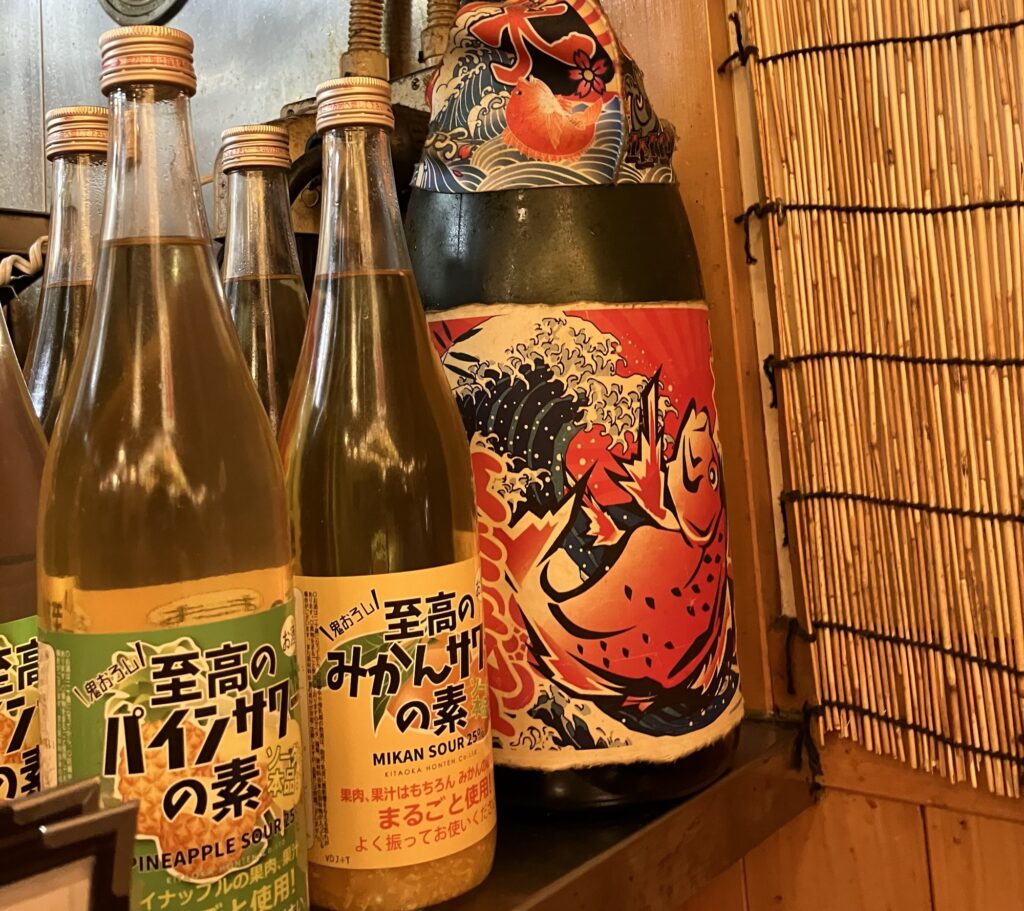 居酒屋の棚に並ぶお酒の瓶