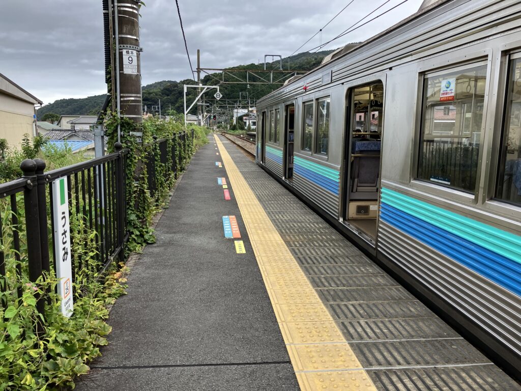 宇佐美駅のホームに降りる