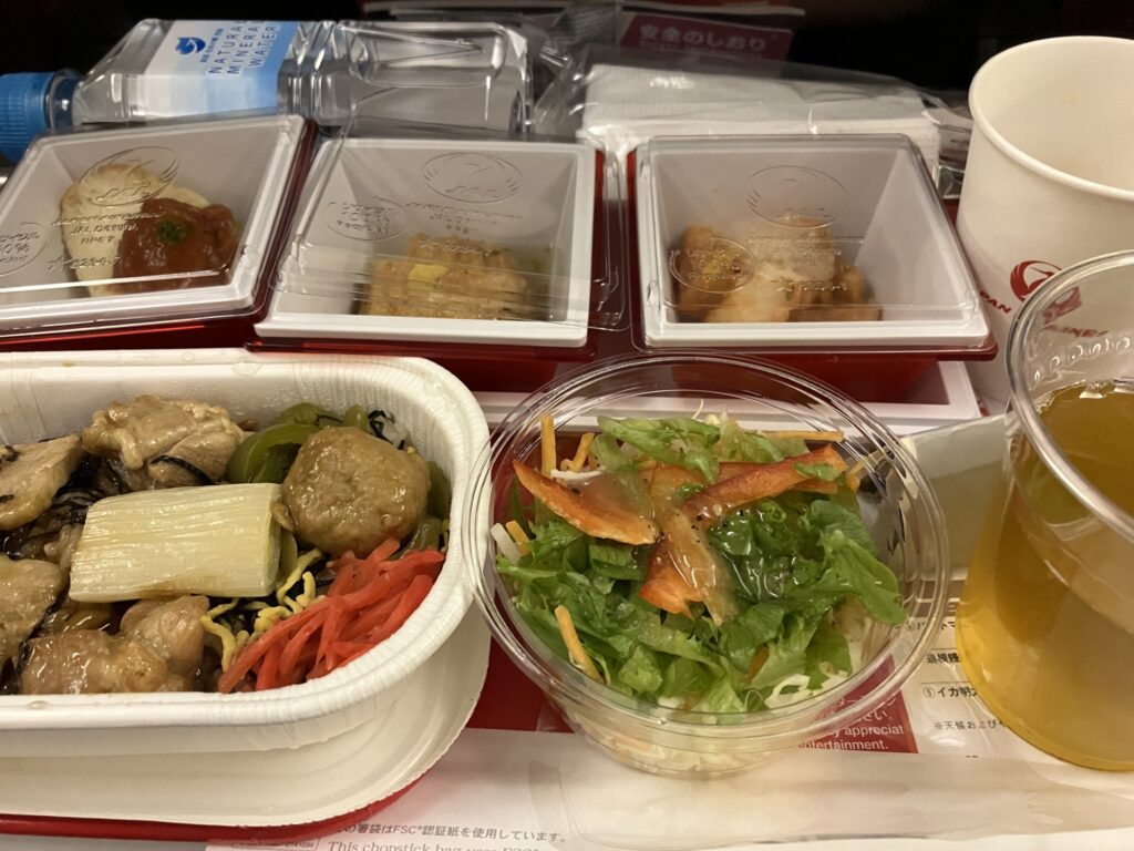 僕らが乗った飛行機の機内食