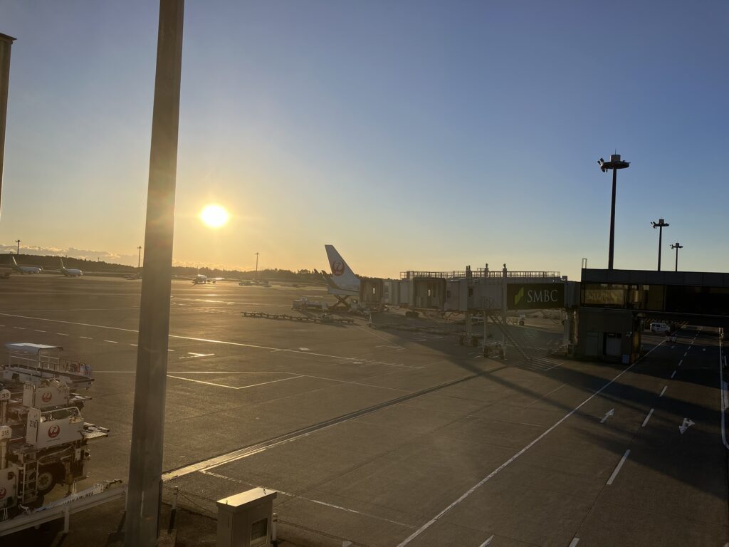 成田空港から見た朝の太陽