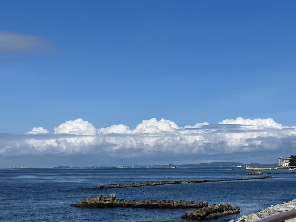 馬堀海岸の海岸から、千葉の富津方面を望む