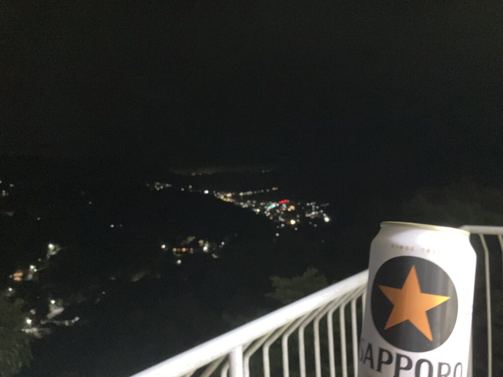 ベランダで缶ビールを飲む