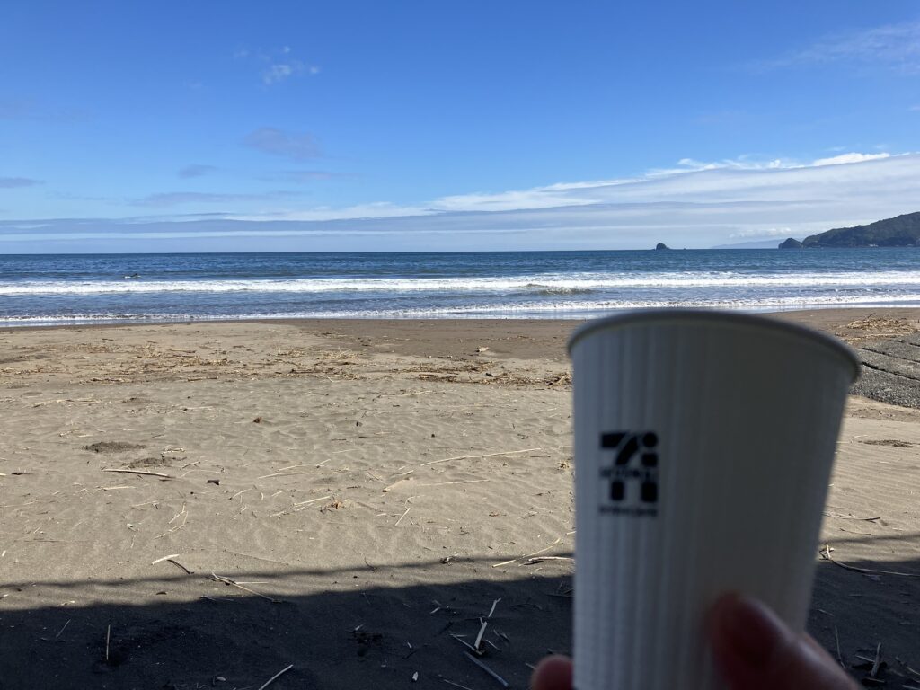 海を見ながらコーヒーを飲む