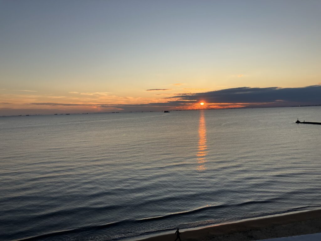 幕張温泉湯楽の里の屋上から夕焼けを望む