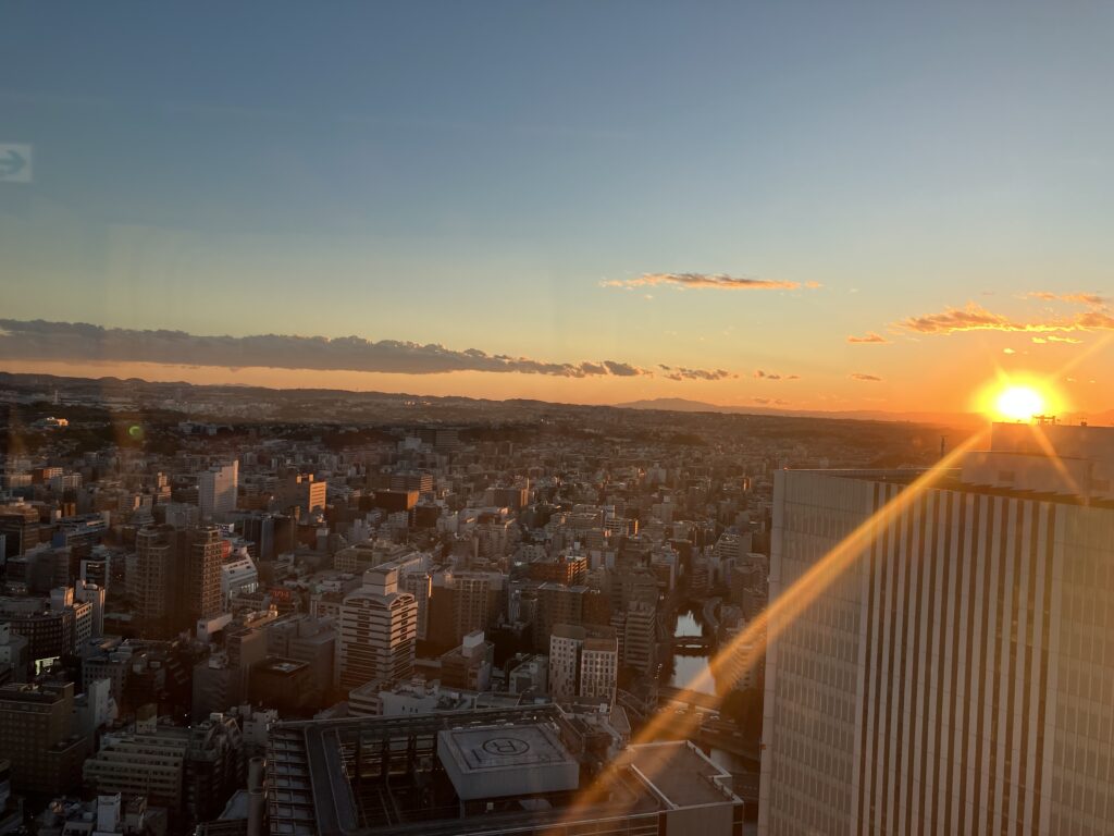 横浜のオークウッドスイーツから、沈む夕日を望む