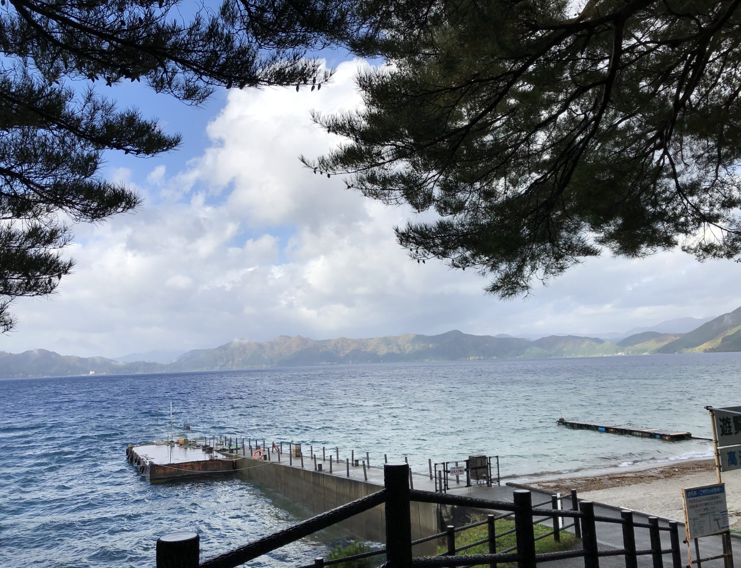 たつこ像が有名な、秋田県の田沢湖