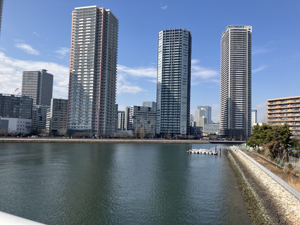 3件並ぶビル