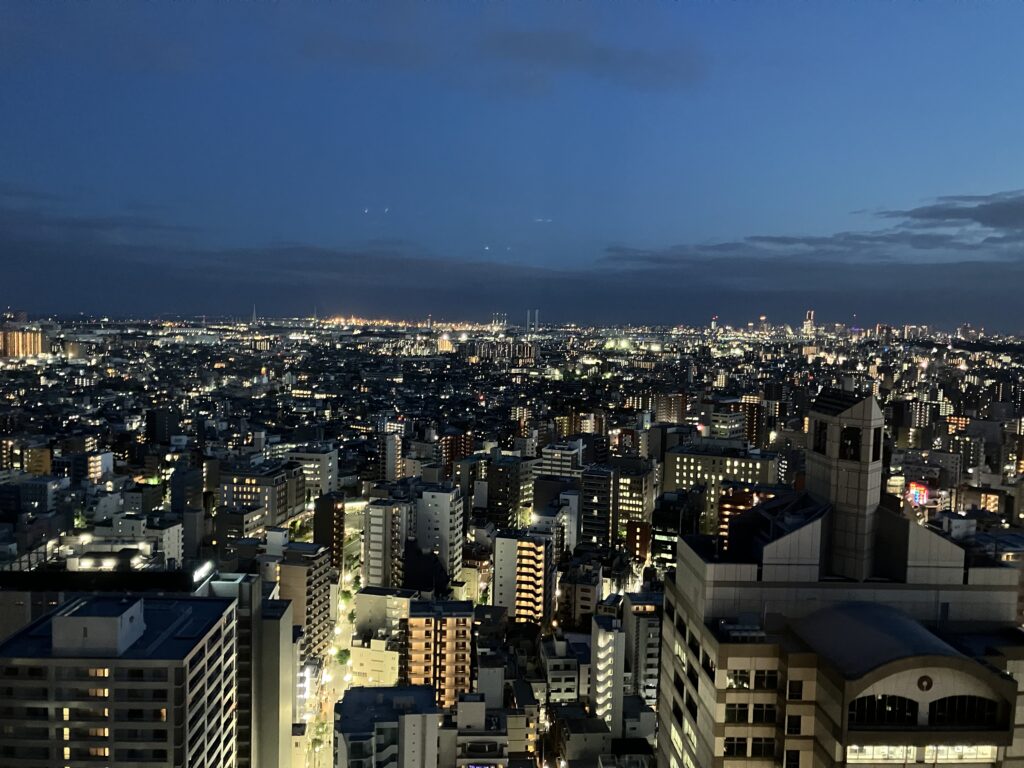 横浜ベイブリッジ、みなとみらい方面(日没直後)