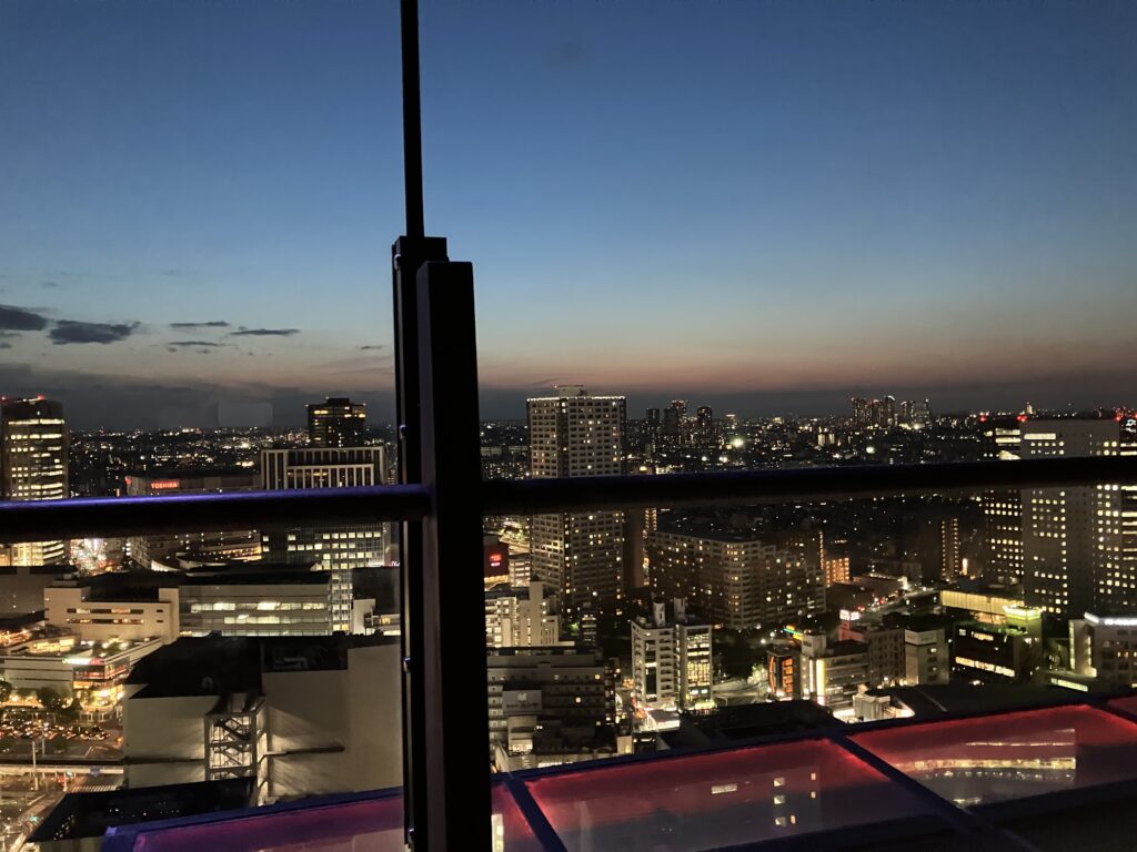 フロアと景色を一緒に撮影した様子