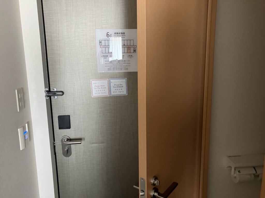 客室トイレのドア