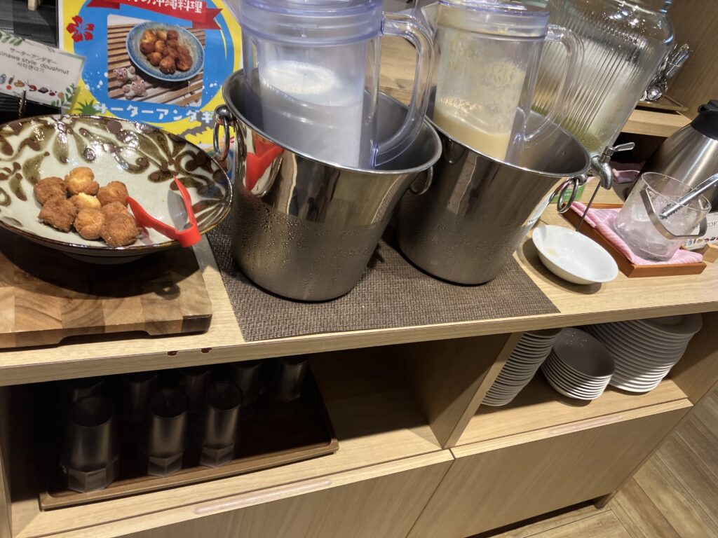 レストラン内のドリンクバー