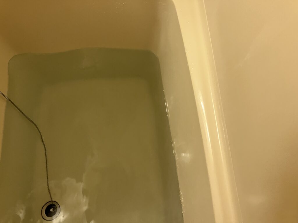 断水中なので、お風呂に水を貯める