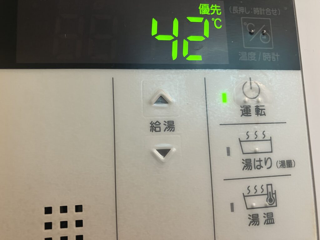 給湯器の操作ボタン