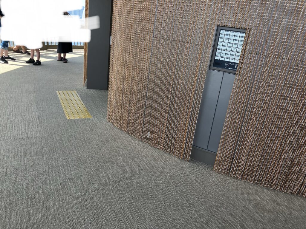 横浜マリンタワーの来場者が沢山いる様子