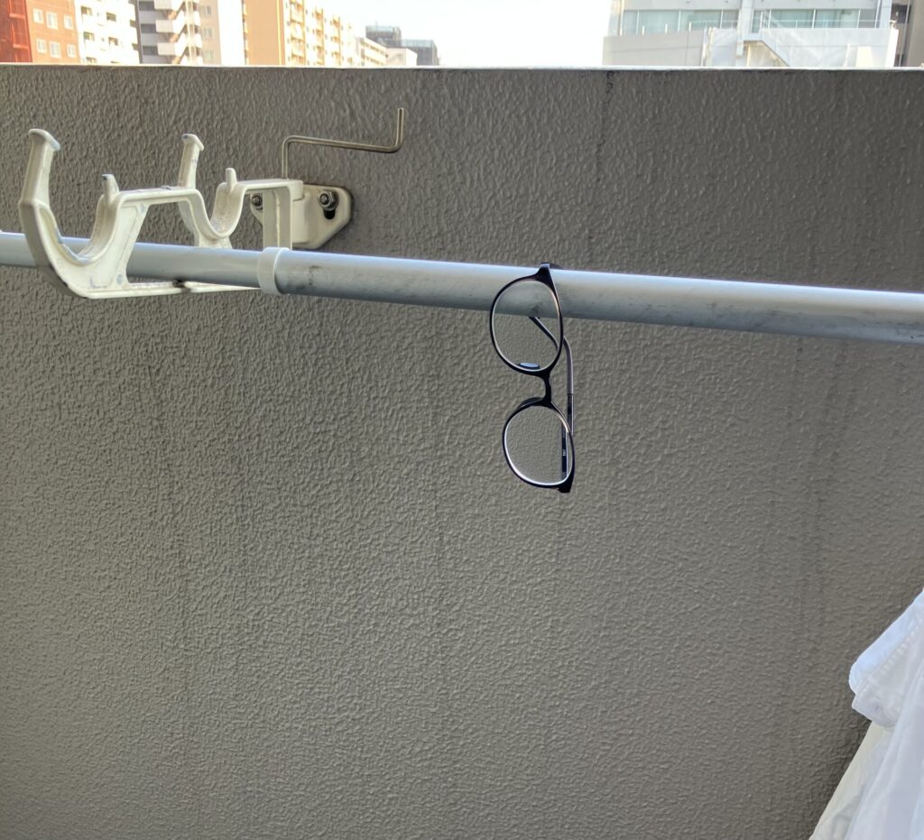 物干し竿にかけて忘れていたメガネ