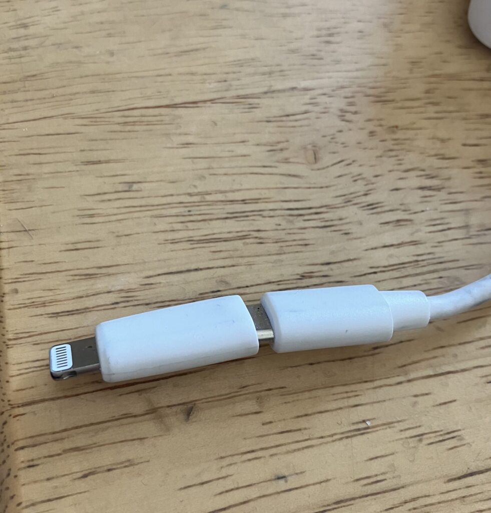 モバイルバッテリーのUSBと変換アダプタ