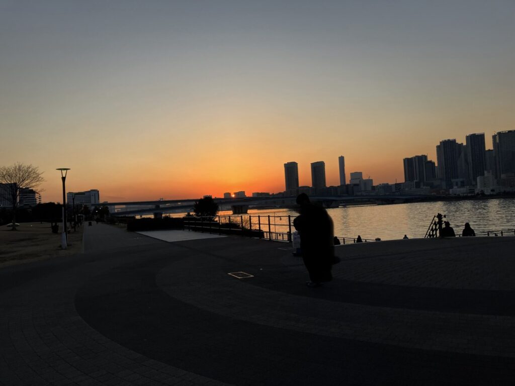 春海橋公園から夕焼け空を望む