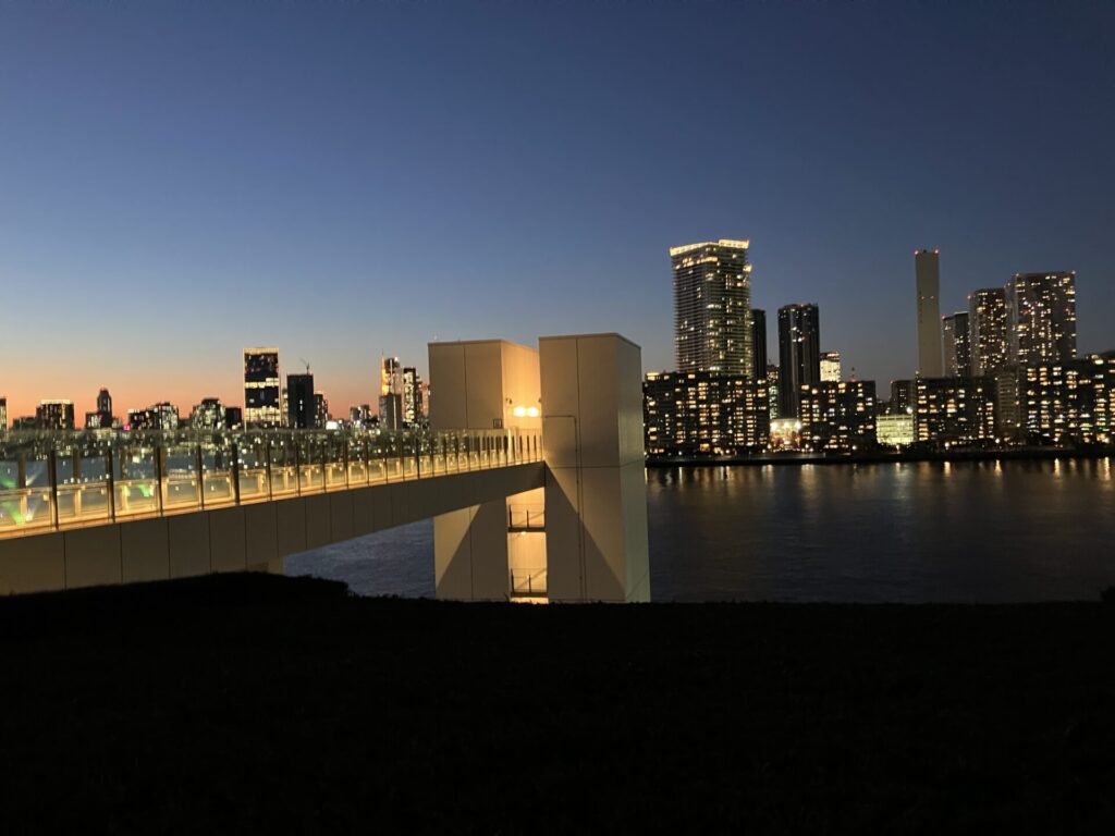 豊洲市場屋上緑化広場から豊洲ぐるり公園に降りるエレベーター